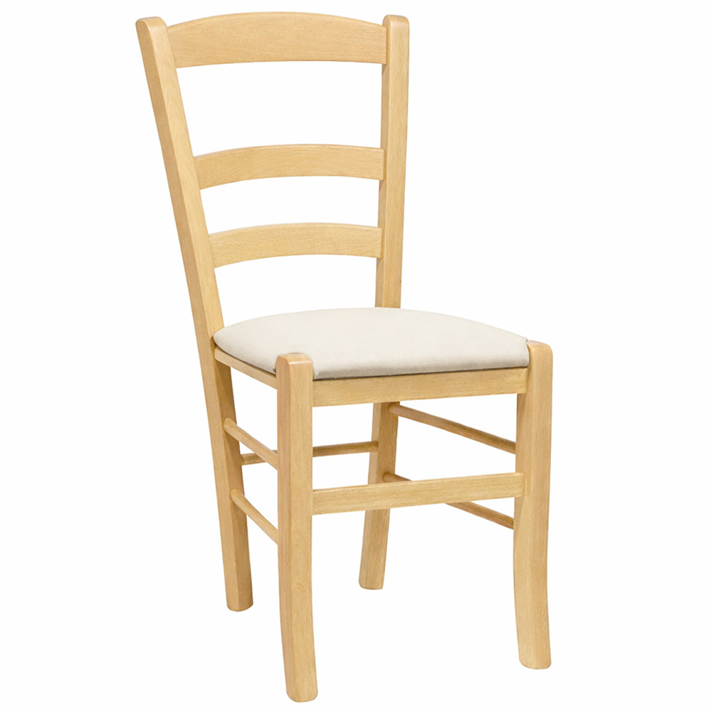 Sedie da sala da pranzo paesana in legno naturale con seduta imbottita beige.